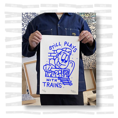 Fuzi - Still plays with train